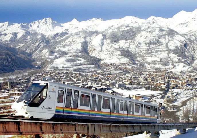 Dit is een trein die door de skiegebeiden rijd