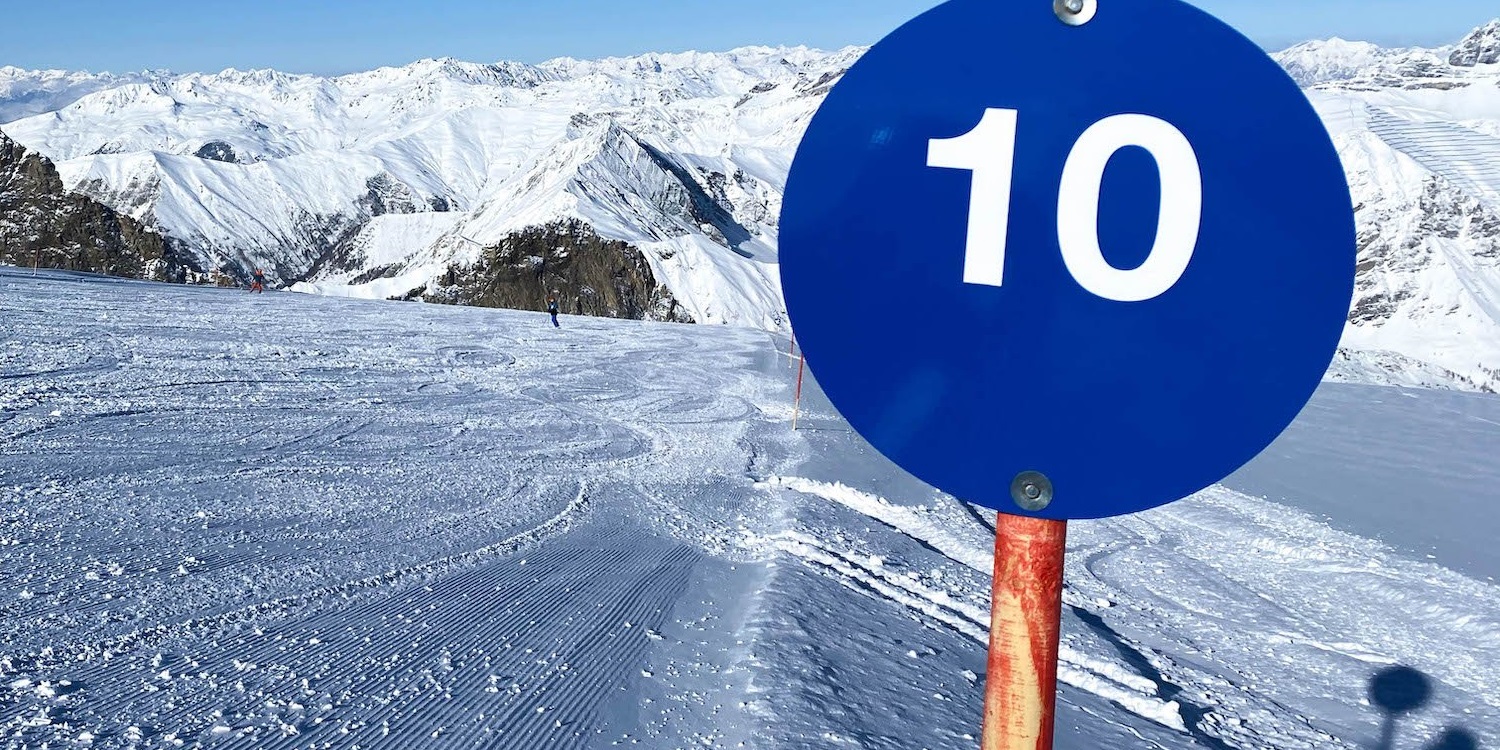 blauw bord voor aanduiding van de piste