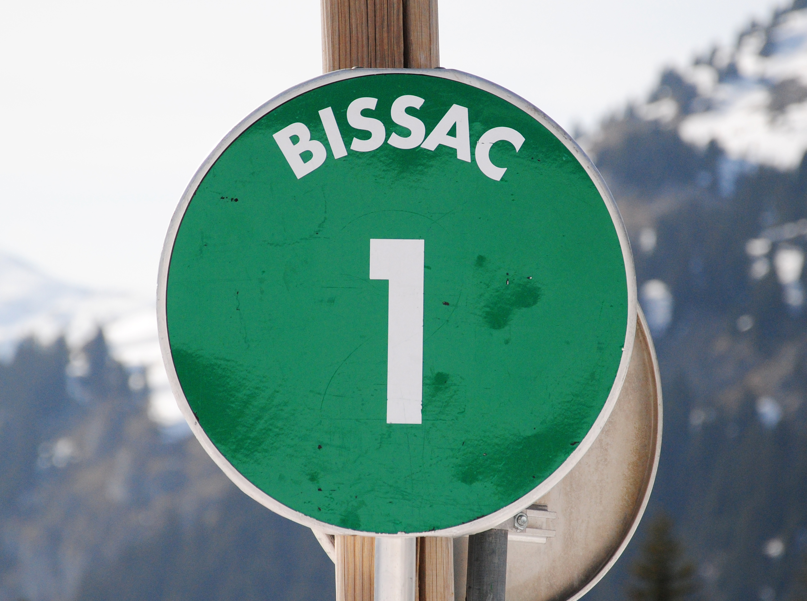 groen bord voor aanduiding van de piste