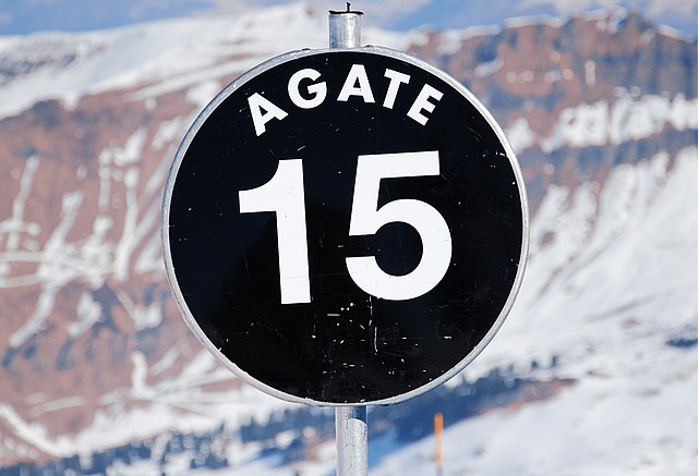 zwart bord voor aanduiding van de piste